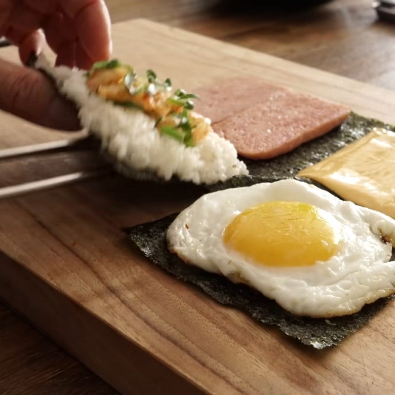 Bước 3 Xếp nguyên liệu Kimbap