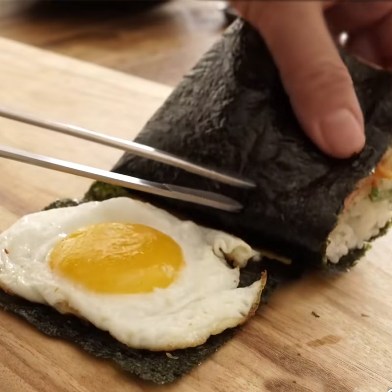 Bước 3 Xếp nguyên liệu Kimbap