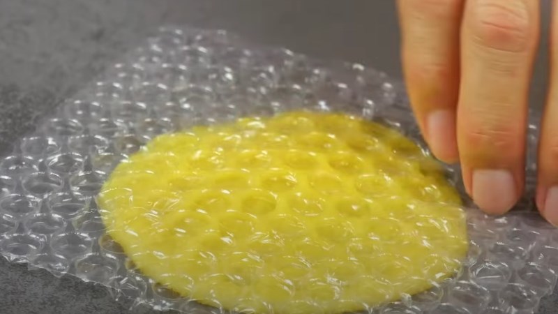 Đặt bọc chống sốc l&ecirc;n b&aacute;nh quy.