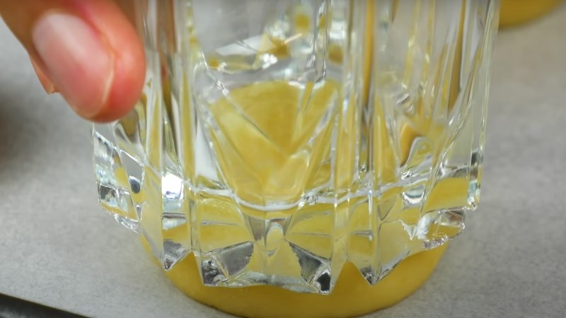 Ấn nhẹ đ&aacute;y ly l&ecirc;n mặt b&aacute;nh