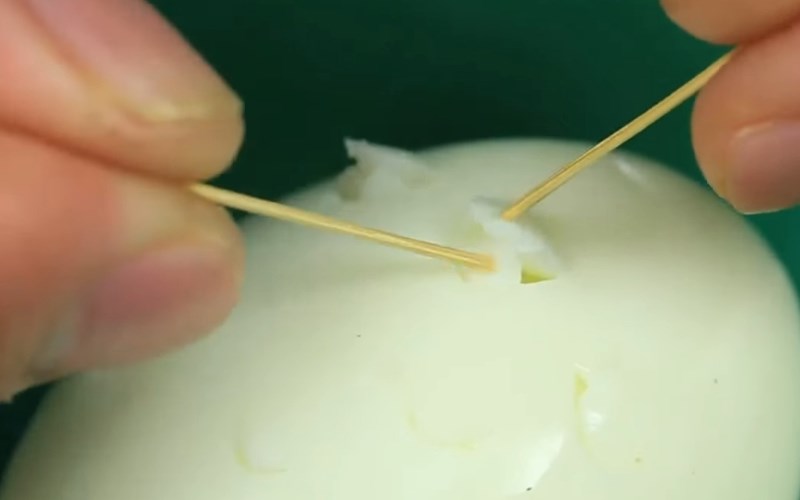 Nh&eacute;t phần trứng đ&atilde; cắt hạt lựu b&ecirc;n dưới gai nh&iacute;m