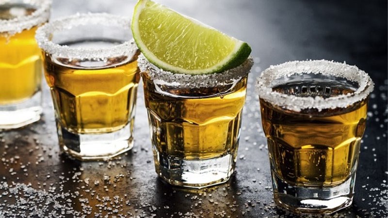 Cách uống Tequila cùng với ckhô nóng và muối