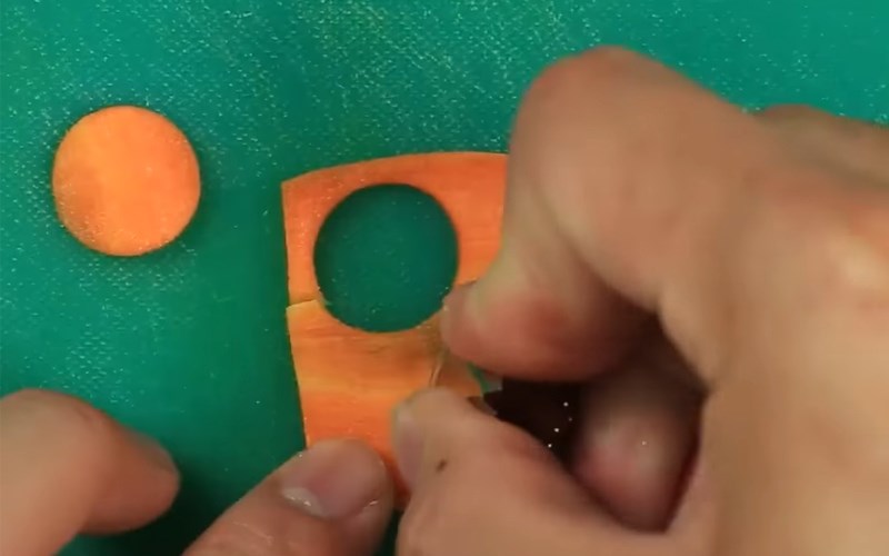 Cắt c&agrave; rốt th&agrave;nh 2 khoanh tr&ograve;n