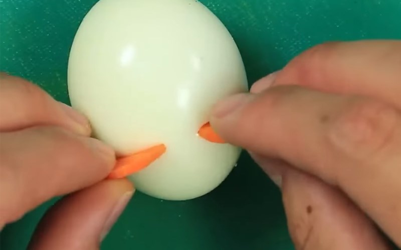 Gắn l&ecirc;n trứng để l&agrave;m tai chuột