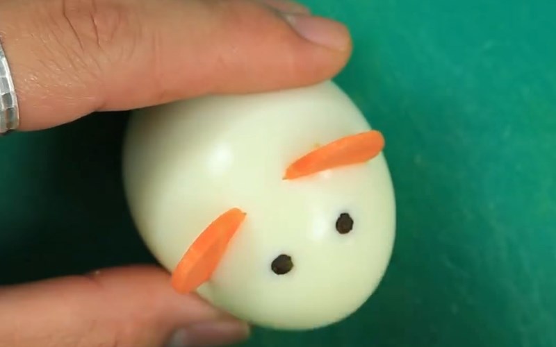 Đ&iacute;nh th&ecirc;m 2 hạt ti&ecirc;u để l&agrave;m mắt