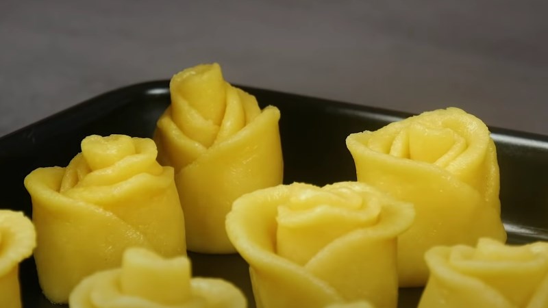 Đẩy nhẹ bột tạo th&agrave;nh c&aacute;nh hoa hồng