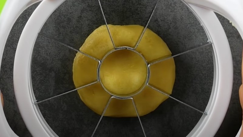 Đặt dụng cụ cắt tr&aacute;i c&acirc;y l&ecirc;n b&aacute;nh quy