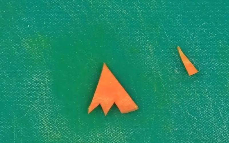 Tỉa c&agrave; rốt để l&agrave;m m&agrave;o g&agrave; v&agrave; mỏ g&agrave;