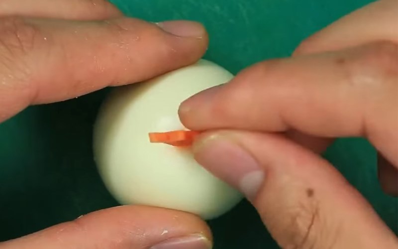 Gắn m&agrave;o g&agrave; l&ecirc;n đỉnh của quả trứng