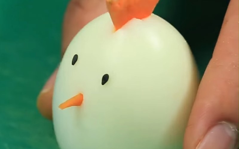 Đ&iacute;nh hạt m&egrave; l&agrave;m mắt, miếng c&agrave; rốt nhỏ l&agrave;m mỏ g&agrave;