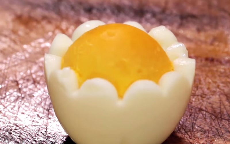 D&ugrave;ng muỗng m&uacute;c tr&aacute;i c&acirc;y cỡ nhỏ để cắt l&ograve;ng trắng trứng