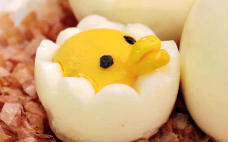 Xếp hạt bắp, rong biển l&ecirc;n tr&ecirc;n để tạo mắt, miệng