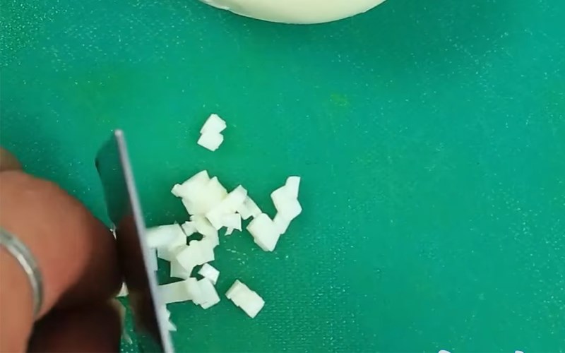 Cắt trứng th&agrave;nh hạt lựu