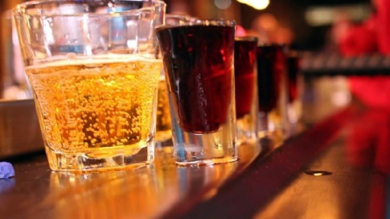 Kh&ocirc;ng uống rượu bia chung với nước ngọt