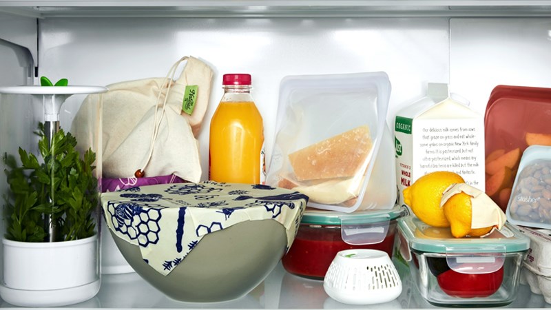 sắp xếp thức ăn kệ trên cùng tủ lạnh