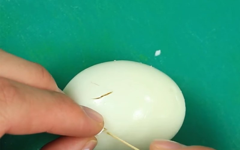 D&ugrave;ng dao rạch 2 đường chữ V để l&agrave;m tai thỏ