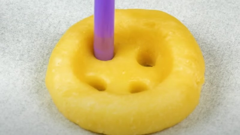 Đ&acirc;m ống h&uacute;t v&agrave;o b&aacute;nh quy 