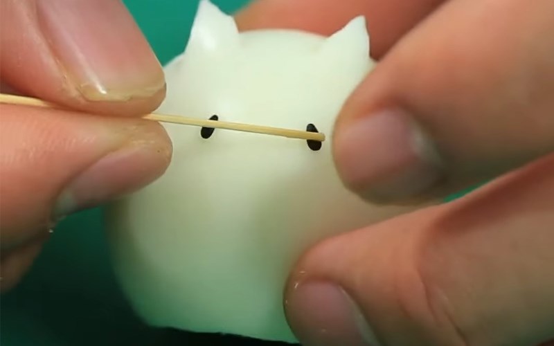 D&ugrave;ng hạt m&egrave; den l&agrave;m mắt thỏ