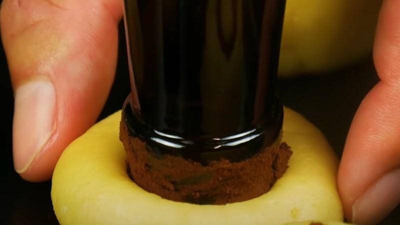 Ấn đầu chai v&agrave;o b&aacute;nh quy