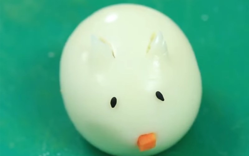 D&ugrave;ng c&agrave; rốt để l&agrave;m phần miệng thỏ