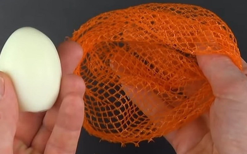 cho trứng v&agrave;o t&uacute;i lưới