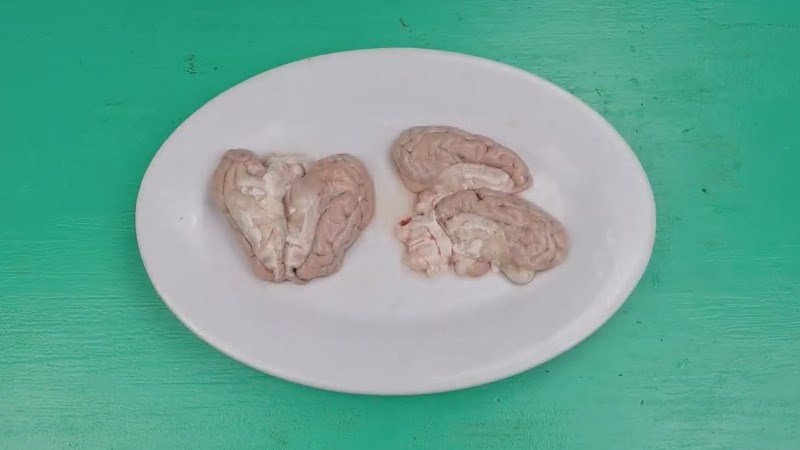 rửa lại óc heo với nước