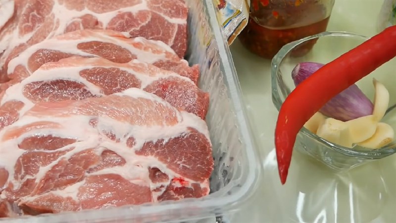 Nguyên vật liệu món ăn uống sườn nướng cơm tấm