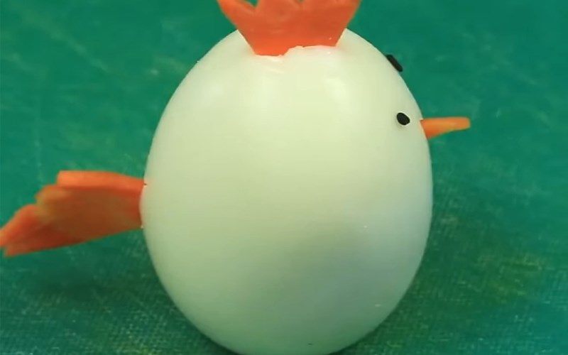 Tỉa c&agrave; rốt để l&agrave;m phần đu&ocirc;i g&agrave;