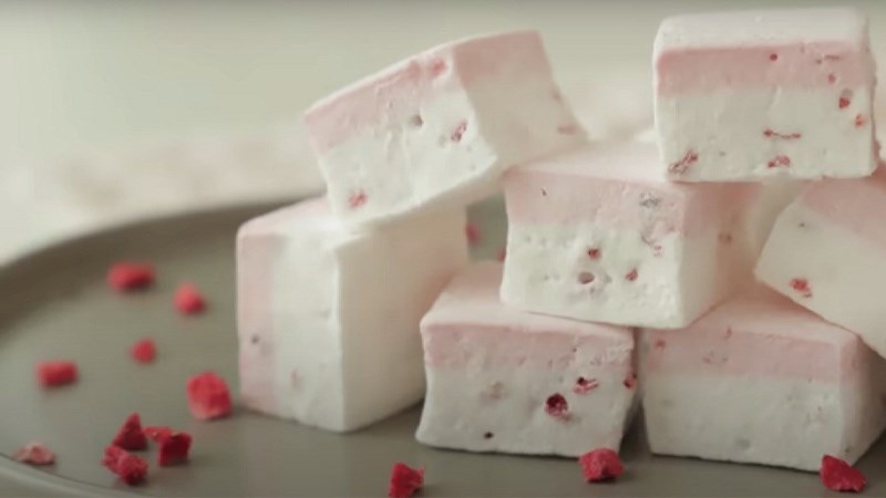 Các bước làm marshmallow dâu tây