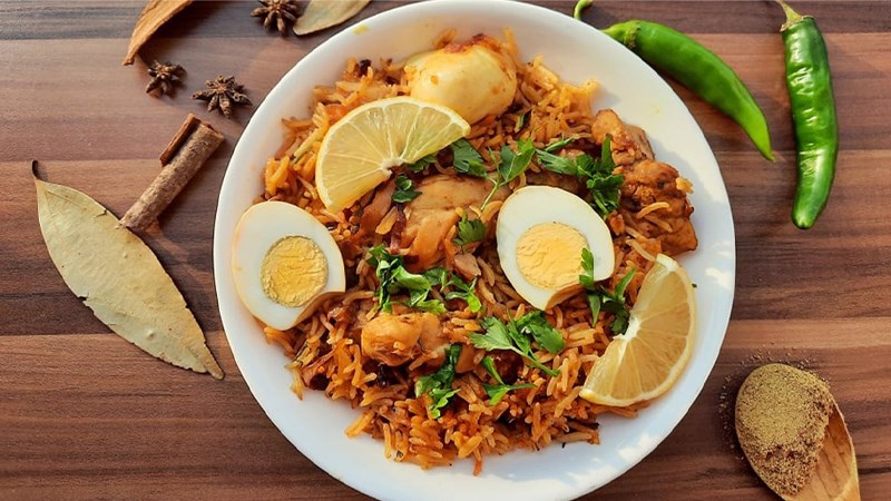 Cơm g&agrave; biryani