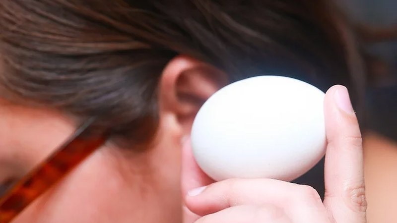 Cách nhận biết hột vịt lộn bằng cách lắc trứng
