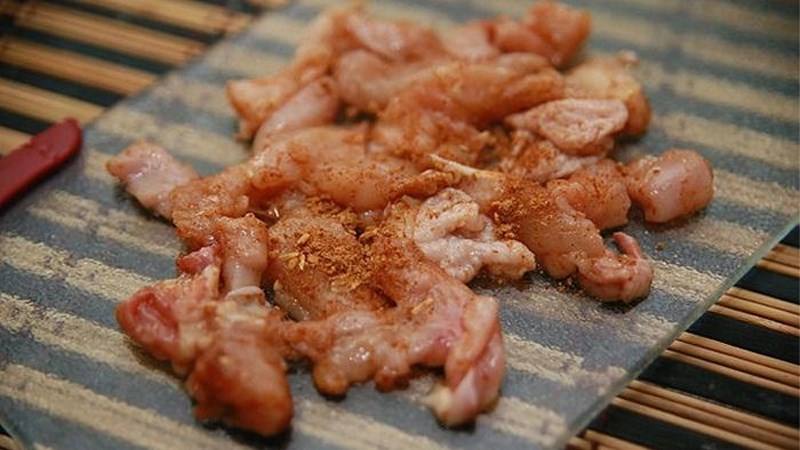 Sơ chế nguyên liệu trước khi xào