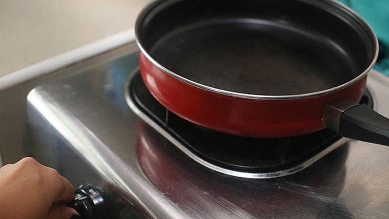 Làm nóng chảo trước khi xào