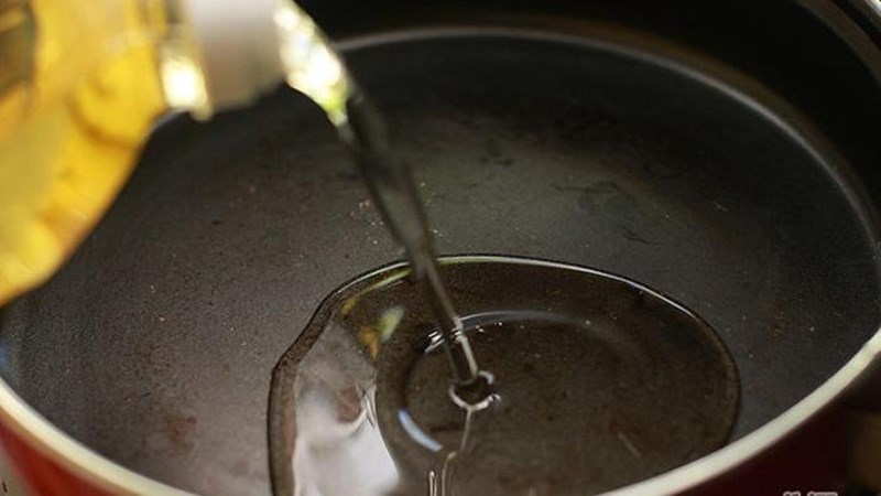Đun sôi dầu ăn