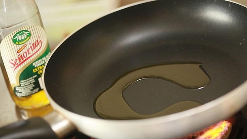 Đun nóng dầu ăn