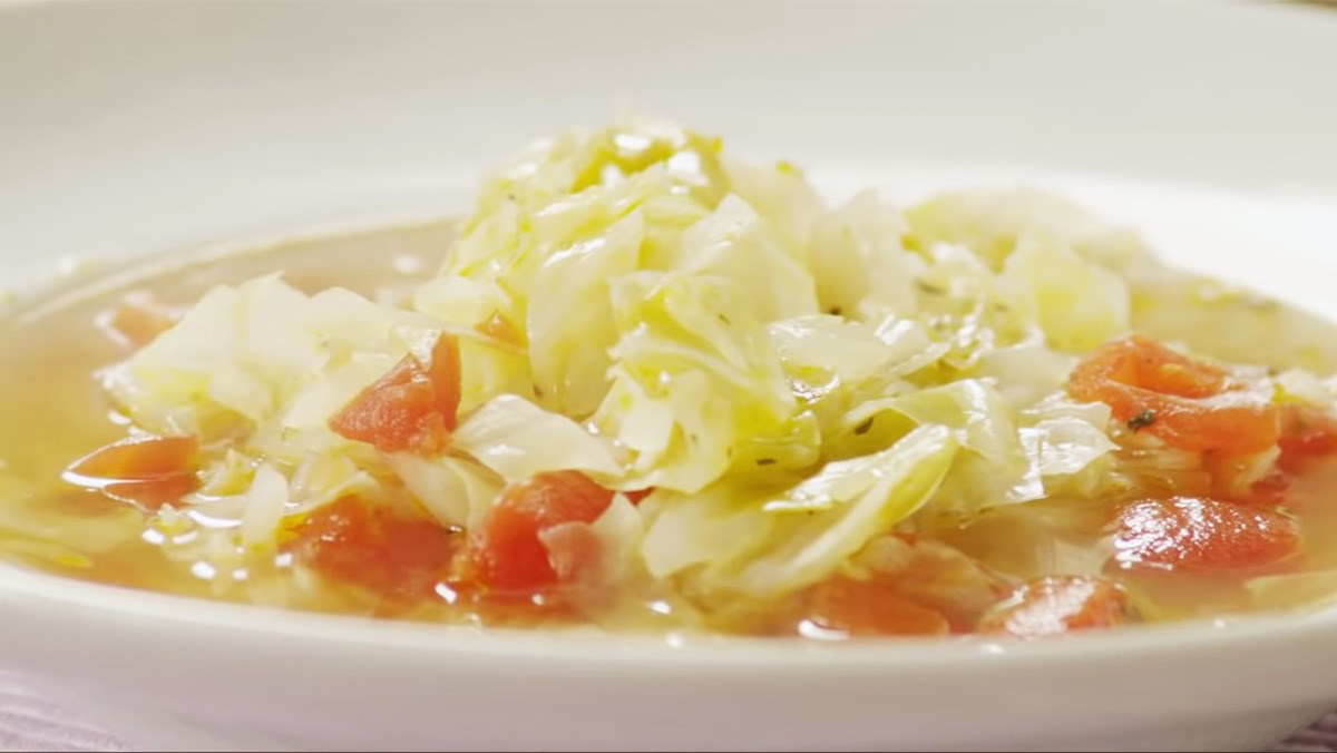 3 cách nấu canh bắp cải cà chua thơm ngon đơn giản ai cũng làm được