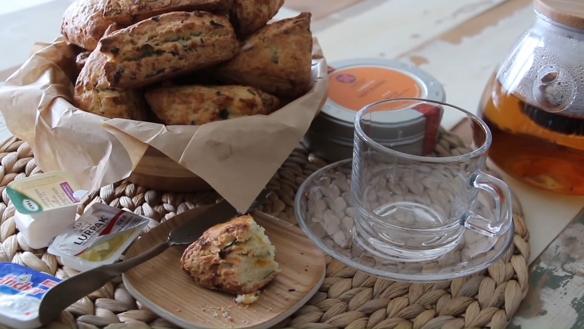 2 cách làm bánh scone mặn phô mai hành và thịt nguội