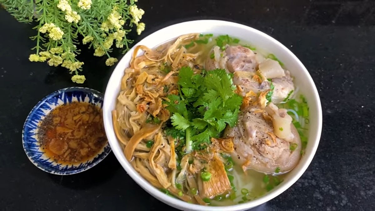 Bún măng giò heo