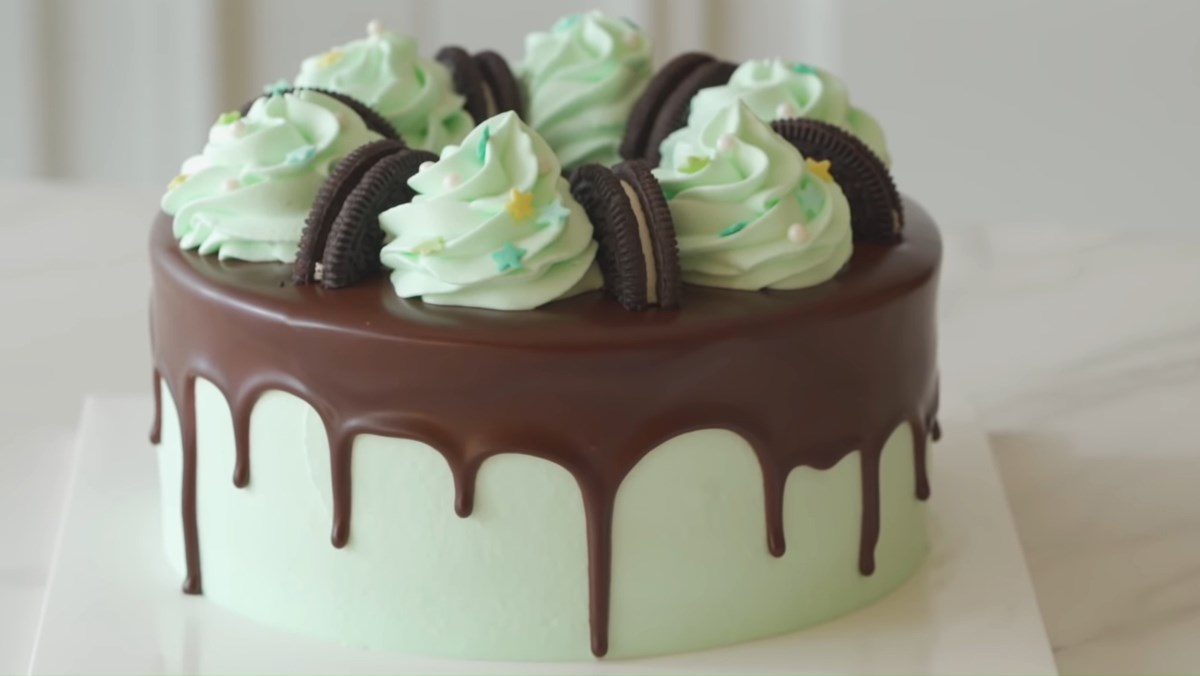 Bánh kem socola bạc hà sinh nhật là món quà tuyệt vời cho những người yêu thích hương vị sô cô la và bạc hà. Hãy cùng xem hình ảnh bánh kem socola bạc hà sinh nhật này và cùng tìm hiểu hương vị thơm ngon của chúng!