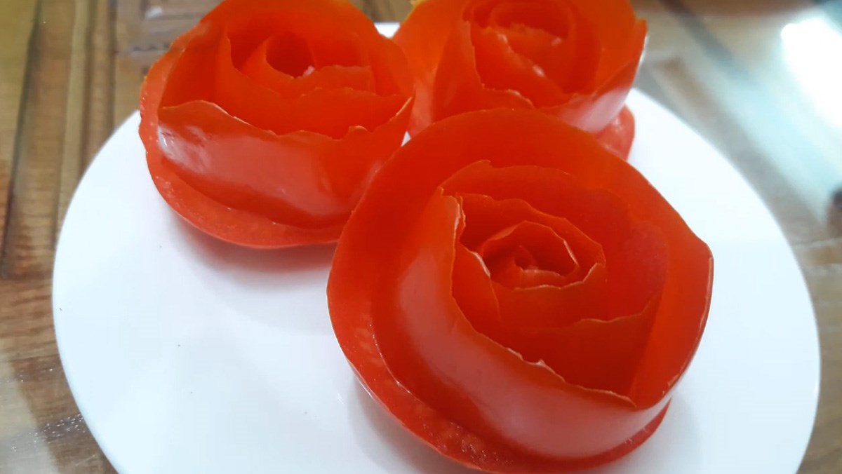 Tỉa hoa cà chua: Một cách tỉa hoa cà chua tinh tế sẽ làm tăng thêm vẻ đẹp cho món ăn của bạn. Hãy khám phá ngay hình ảnh này để tìm hiểu cách tỉa hoa cà chua đơn giản và đẹp mắt nhé!