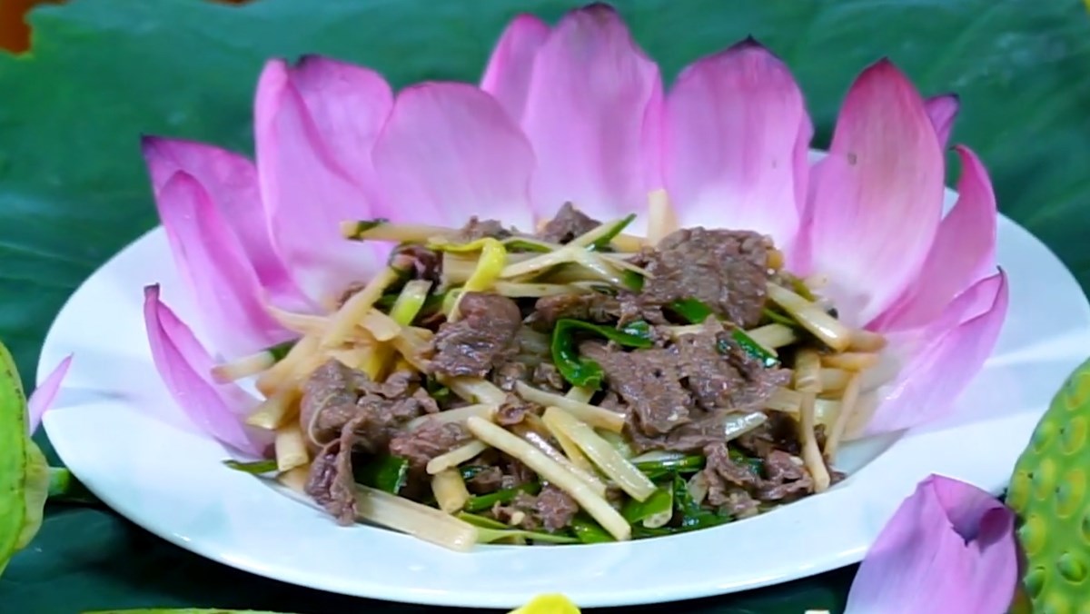 What is the recipe for making gỏi ngó sen thịt bò?