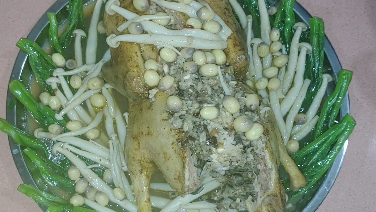 Vịt hầm hạt sen là món ăn ngon đậm chất Việt, mỗi miếng thịt thơm ngon kết hợp với hạt sen giòn tan sẽ làm say lòng những tín đồ ẩm thực.