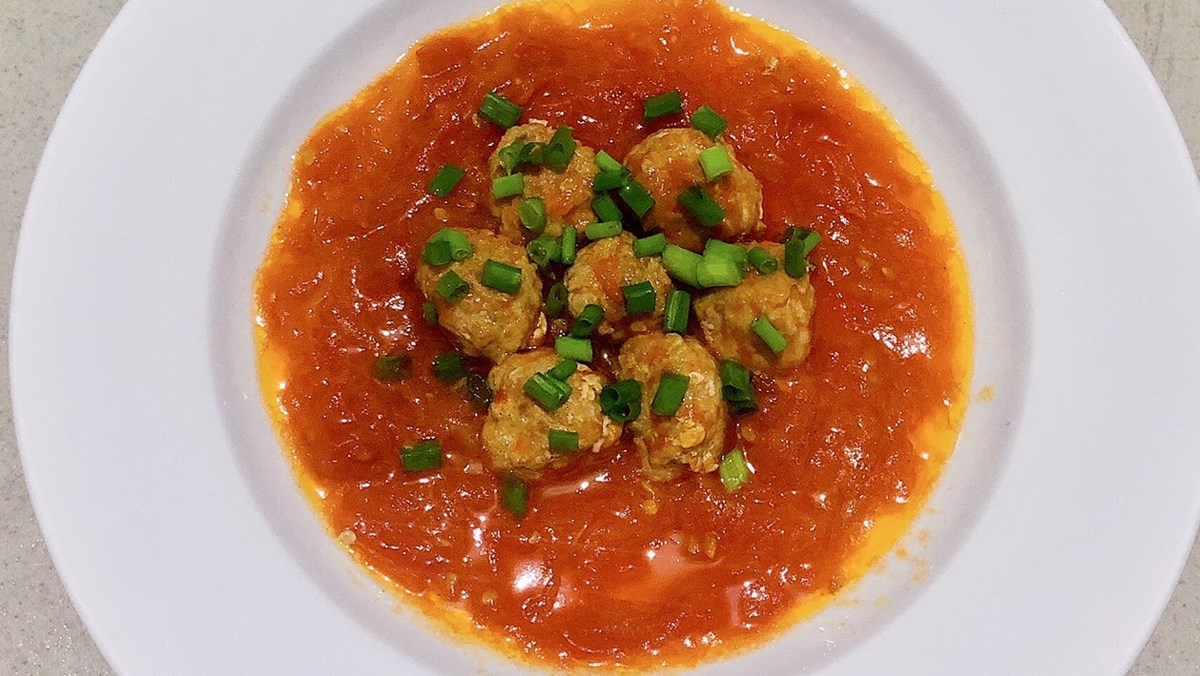 Gia vị cần chuẩn bị để làm thịt viên đậu phụ sốt cà chua là gì?

