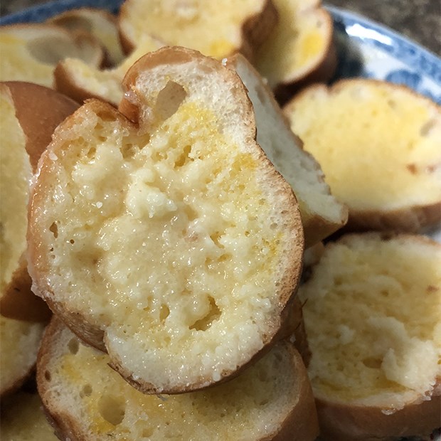 Cách làm bánh mì sấy bơ đường giòn tan béo ngậy thơm phức bằng lò vi sóng
