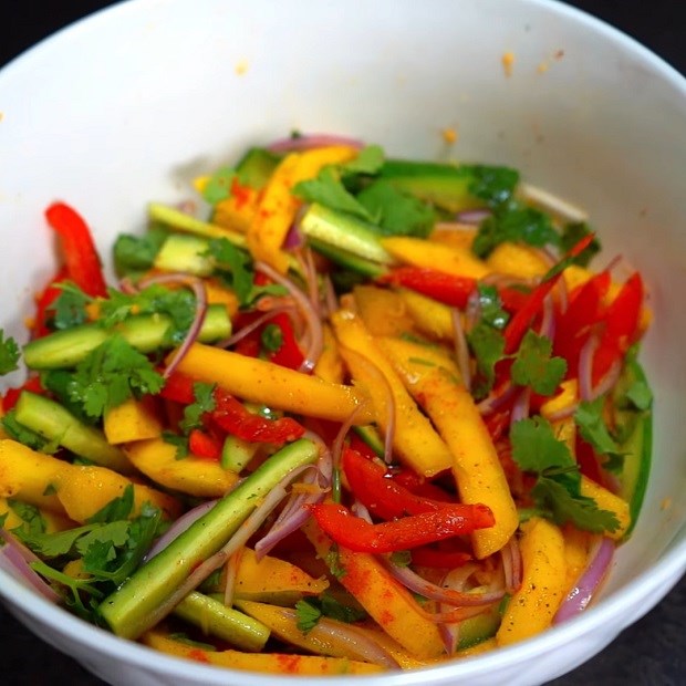 3 cách làm salad xoài dưa leo, cải kale và chanh dây giải nhiệt ngày hè