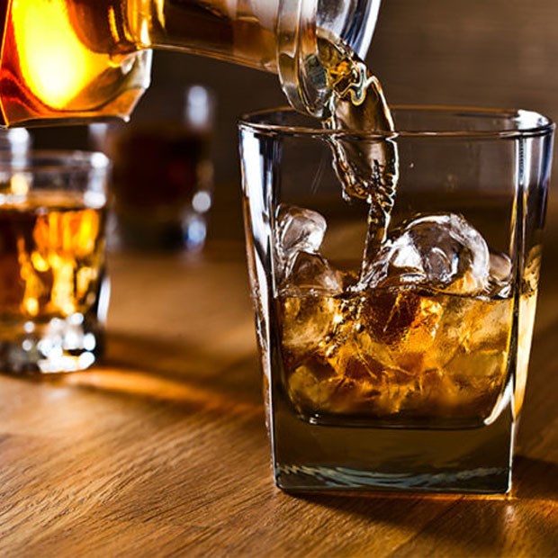 Uống Whisky kết hợp với đá