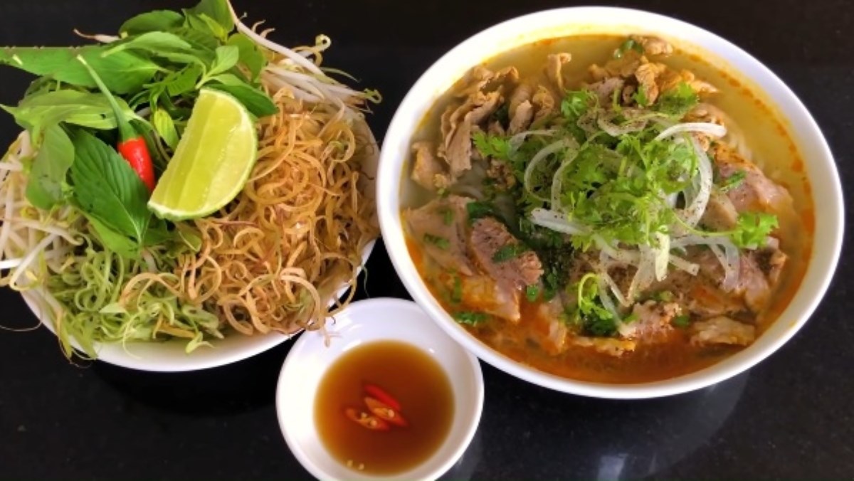 Bún bò tái