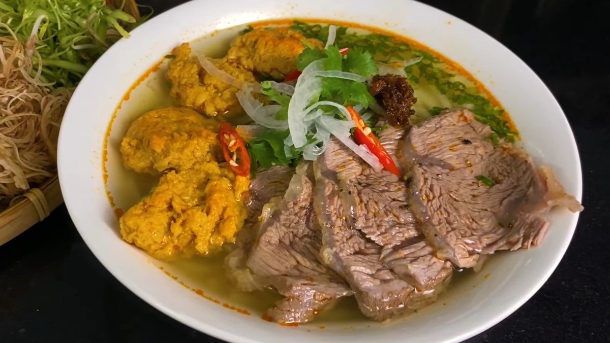 Bún bò chả cua