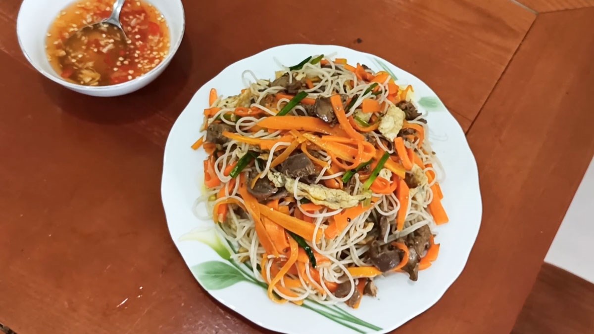Bún gạo xào lòng gà