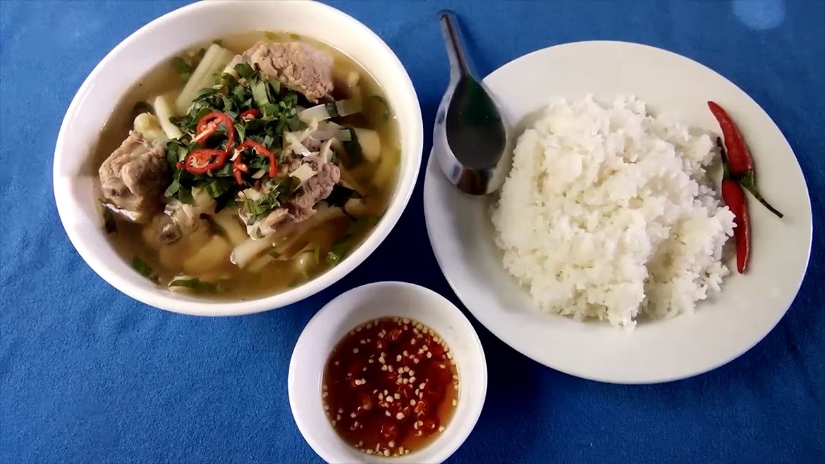 Canh chua sườn non bồn bồn